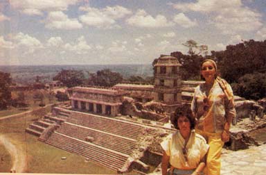 Hace 30 años… Chichen-Itza es una de las zonas arqueológicas que se visitan en el paquete de Viajes Bojórquez que muestra los atractivos del Sureste de México. En la foto vemos a Laura Ibarra e Ileana Schaufelberger, reportera y gerente general de TURISTAMPA respectivamente.